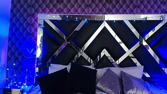 victoriaa lee  online show from April 6, 6:53 pm