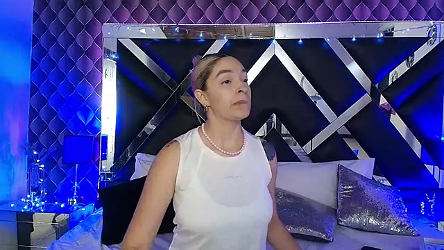 victoriaa lee  online show from April 16, 7:58 pm