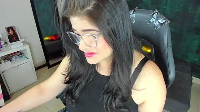 Snapshot of BellaFlaming chatting on December 23, 11:04 am BellaFlaming online show from December 23, 11:04 am