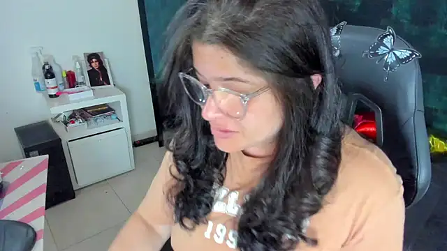 Snapshot of BellaFlaming chatting on January 6, 11:51 am BellaFlaming online show from January 6, 11:51 am