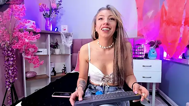 Snapshot of mia_thompsonn_ chatting on October 17, 3:36 pm mia thompsonn online show from October 17, 3:36 pm