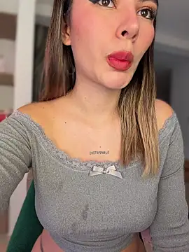 Snapshot of Your_Honeey chatting on January 16, 1:31 am Your Honeey online show from January 16, 1:31 am