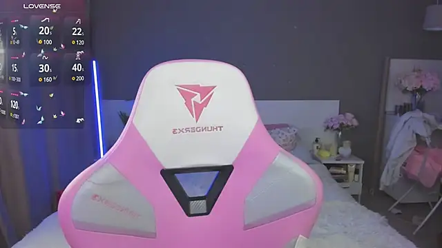 Snapshot of Katie_Cooper_ chatting on December 14, 8:29 pm Katie Cooper online show from December 14, 8:29 pm