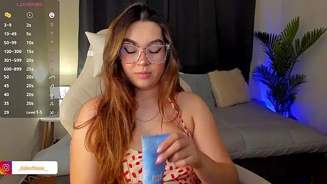 dakottaa  online show from October 25, 11:21 pm