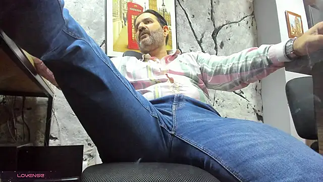 Snapshot of Maxi_TheBigDaddy chatting on February 4, 3:18 pm Maxi TheBigDaddy online show from February 4, 3:18 pm