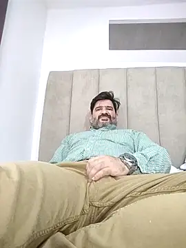 Snapshot of Maxi_TheBigDaddy chatting on February 26, 11:26 pm Maxi TheBigDaddy online show from February 26, 11:26 pm