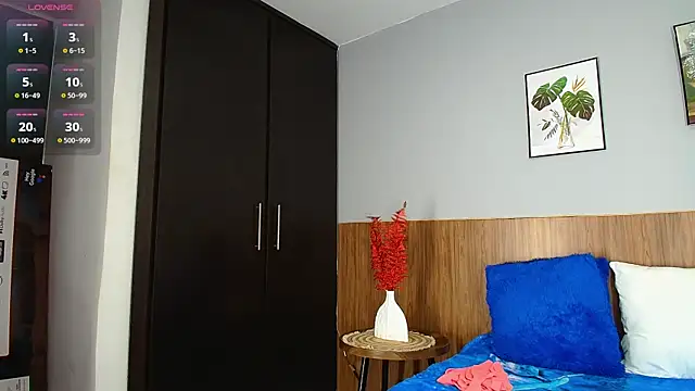 EmiliBonnie online show from December 19, 10:44 am