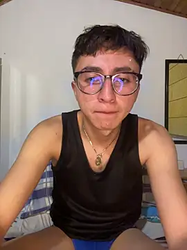 Snapshot of CamiRojas_boy chatting on June 14, 3:30 am CamiRojas boy online show from June 14, 3:30 am