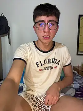 Snapshot of CamiRojas_boy chatting on June 20, 3:53 am CamiRojas boy online show from June 20, 3:53 am