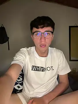 Snapshot of CamiRojas_boy chatting on August 2, 3:38 am CamiRojas boy online show from August 2, 3:38 am
