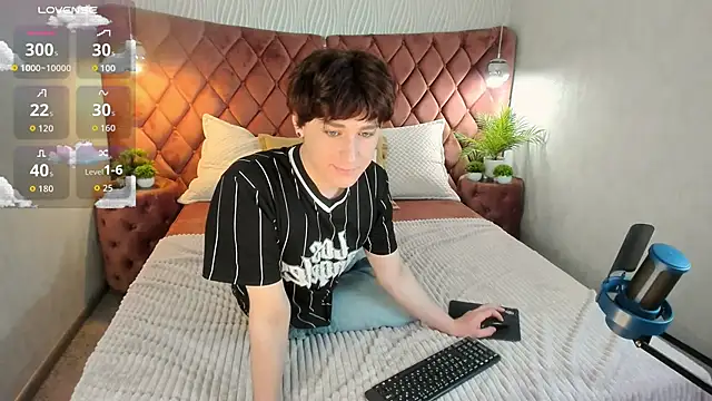 Snapshot of _YummyTony_ chatting on February 2, 11:20 am YummyTony online show from February 2, 11:20 am