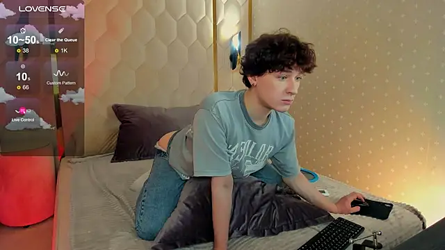 Snapshot of _YummyTony_ chatting on February 24, 4:10 am YummyTony online show from February 24, 4:10 am