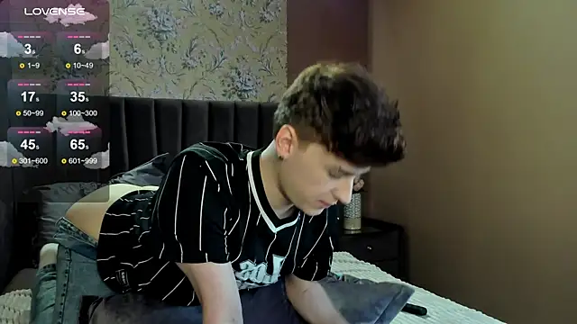 Snapshot of _YummyTony_ chatting on February 26, 1:43 pm YummyTony online show from February 26, 1:43 pm