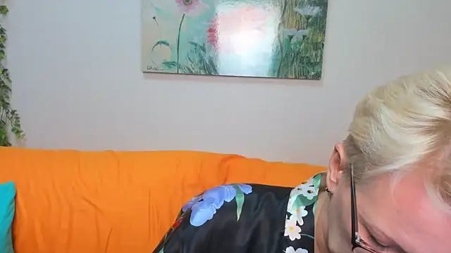 Snapshot of iamyourdream89 chatting on October 18, 1:23 pm iamyourdream89 online show from October 18, 1:23 pm