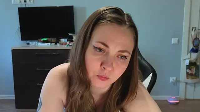 Snapshot of VioletLily chatting on August 3, 4:11 pm VioletLily online show from August 3, 4:11 pm