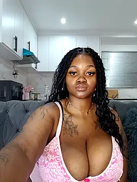 Snapshot of Yung-Missy chatting on January 8, 2:47 am Yung-Missy online show from January 8, 2:47 am