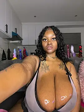 Snapshot of Yung-Missy chatting on February 26, 6:29 pm Yung-Missy online show from February 26, 6:29 pm