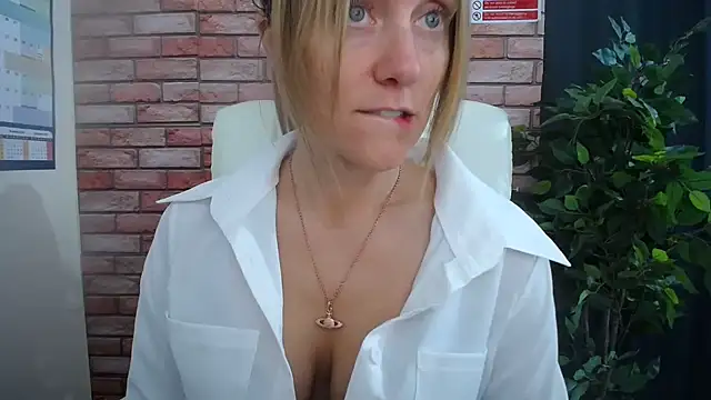 Snapshot of HarleyRebz chatting on October 27, 8:07 am HarleyRebz online show from October 27, 8:07 am