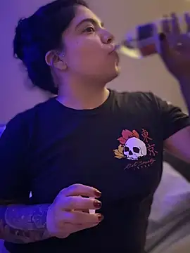 kimmiakiss22 online show from February 17, 8:30 am