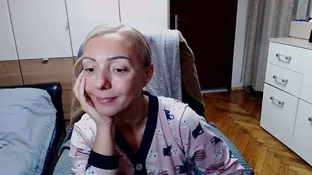 Snapshot of Leona-Exotic chatting on November 18, 11:47 am Leona-Exotic online show from November 18, 11:47 am