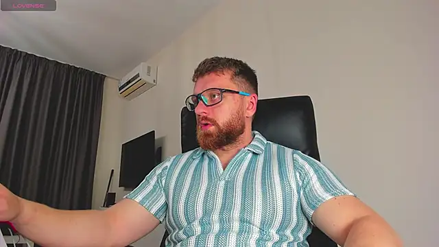 Snapshot of Findom_guy chatting on March 15, 10:32 am Findom guy online show from March 15, 10:32 am