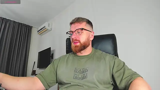 Snapshot of Findom_guy chatting on March 17, 10:07 am Findom guy online show from March 17, 10:07 am