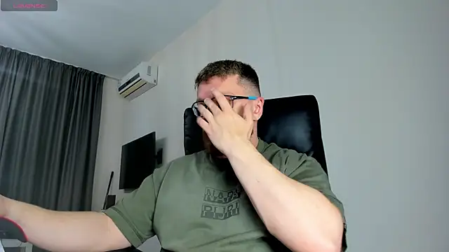 Snapshot of Findom_guy chatting on March 20, 11:04 am Findom guy online show from March 20, 11:04 am