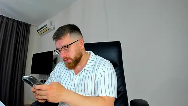 Snapshot of Findom_guy chatting on April 14, 9:48 am Findom guy online show from April 14, 9:48 am