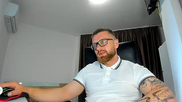 Snapshot of Findom_guy chatting on June 24, 5:23 pm Findom guy online show from June 24, 5:23 pm