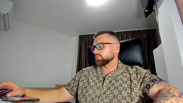 Snapshot of Findom_guy chatting on July 18, 5:39 pm Findom guy online show from July 18, 5:39 pm