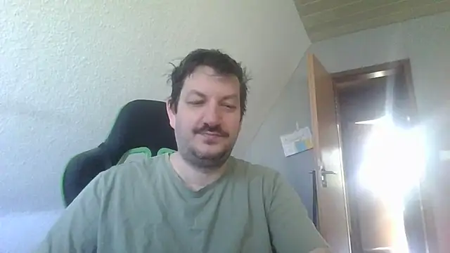 Snapshot of Golffahrer1982 chatting on May 26, 6:31 am Golffahrer1982 online show from May 26, 6:31 am