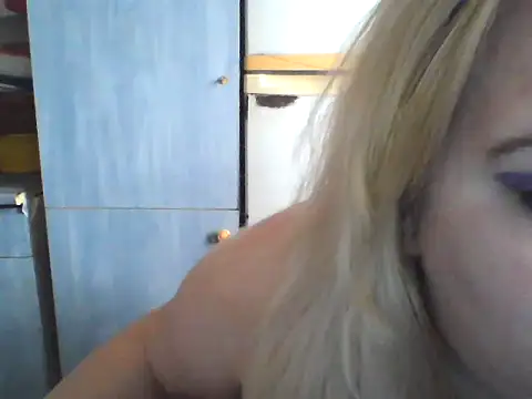 Snapshot of D_Marinna chatting on December 15, 9:35 am D Marinna online show from December 15, 9:35 am