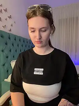  Chlo  e online show from March 13, 2:49 am