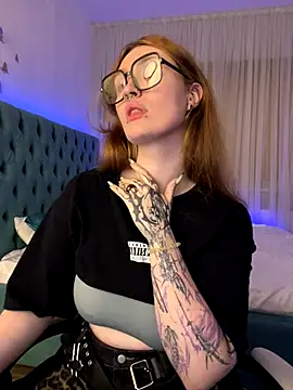  Chlo  e online show from October 11, 9:35 pm