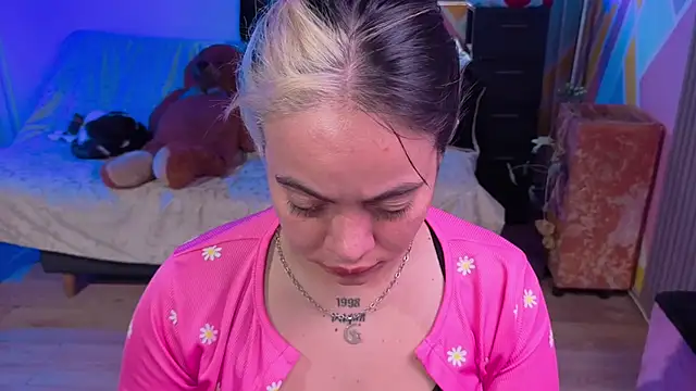 Cuttiealice online show from November 4, 3:00 pm