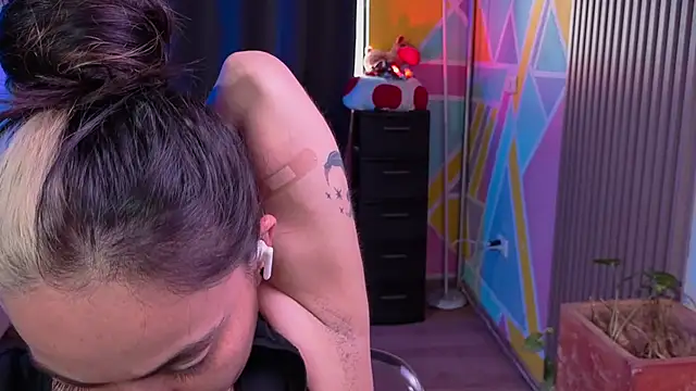 Cuttiealice online show from November 11, 3:34 pm