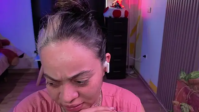 Cuttiealice online show from November 13, 3:55 pm