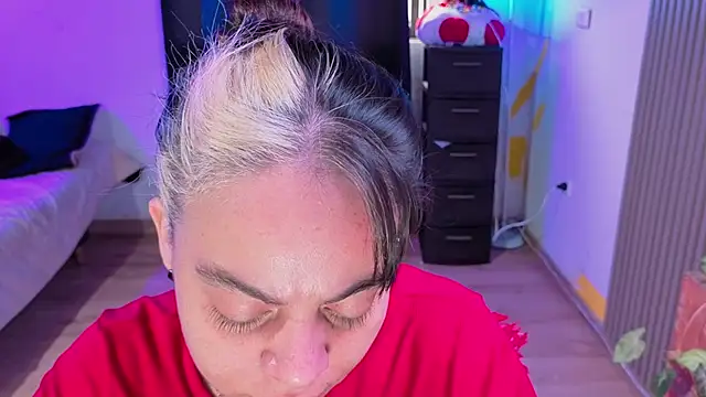 Cuttiealice online show from November 14, 2:05 pm