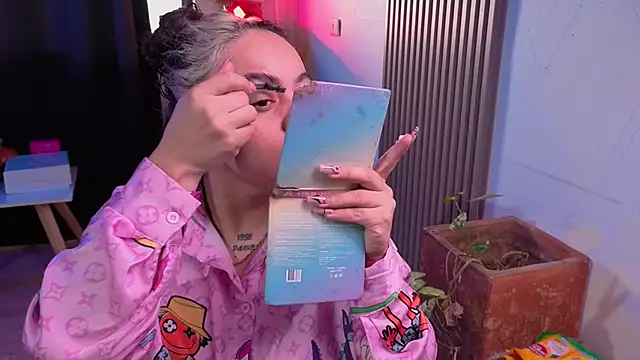 Cuttiealice online show from November 18, 2:21 pm