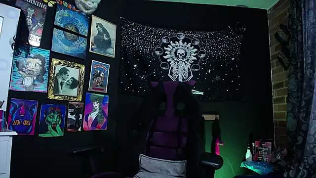 Yourmadame P online show from February 7, 8:10 pm