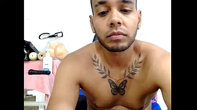 Snapshot of hugeeblackcock chatting on July 21, 7:05 pm hugeeblackcock online show from July 21, 7:05 pm