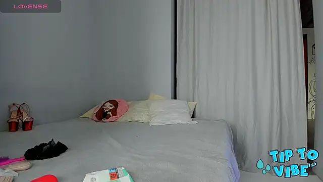 Snapshot of EllenMays chatting on February 13, 12:32 pm EllenMays online show from February 13, 12:32 pm