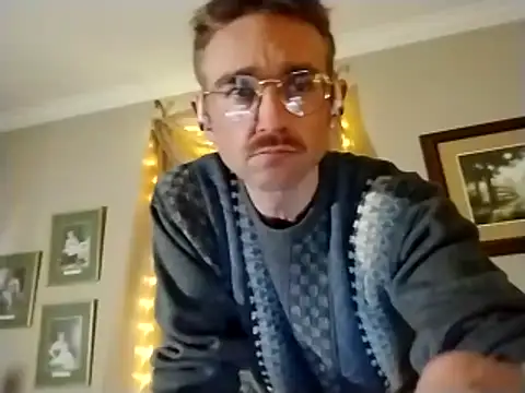 Snapshot of MaxSpadeErotica chatting on March 10, 4:17 am MaxSpadeErotica online show from March 10, 4:17 am