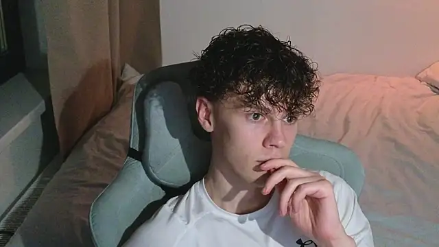 cute thomas online show from April 6, 8:32 pm