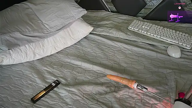 Snapshot of charlotte_01 chatting on February 24, 5:33 am charlotte 01 online show from February 24, 5:33 am