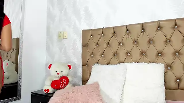 luna evaa online show from September 9, 1:21 pm