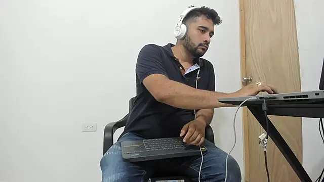 Snapshot of isearchcompany chatting on December 20, 8:27 pm isearchcompany online show from December 20, 8:27 pm