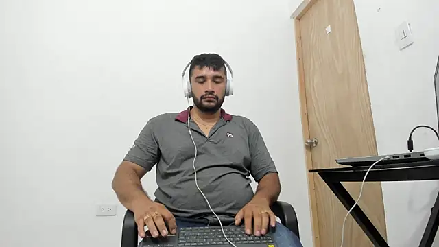 Snapshot of isearchcompany chatting on December 21, 5:31 pm isearchcompany online show from December 21, 5:31 pm