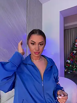 KirstieVegas online show from December 5, 5:31 pm