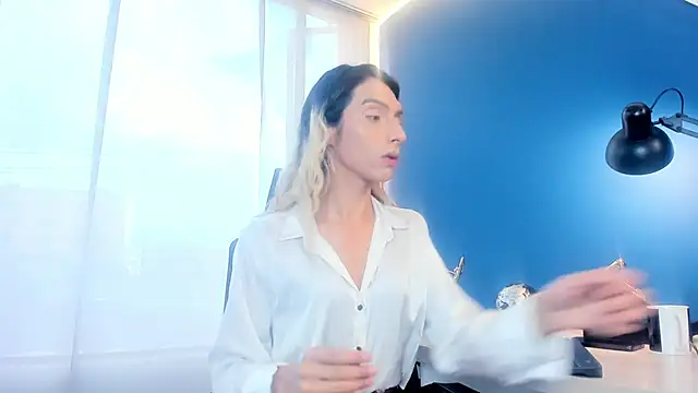 Victoria Badgal  online show from November 17, 8:25 pm